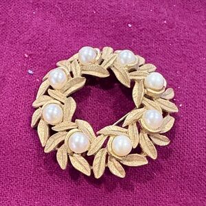 Avon Gold Leaf Pearl Circle Brooch